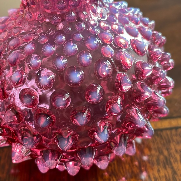 beautiful Fenton Cranberry opalescent Hobnail Cruet with stopper. - Picture 10 of 15